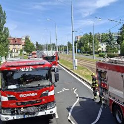 Kvůli požáru v bývalém hotelu CD policie uzavřela Karlovarskou třídu