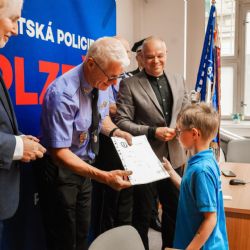 Malí strážníci v Plzni ukončili ročník. Děti si převzaly osvědčení i odznaky