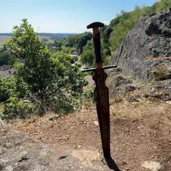 Nad Zbirohem se objevil český Excalibur. Meč ve skále láká turisty i rodiny