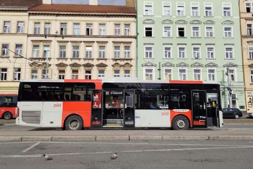 obrázek:Nástup všemi dveřmi se ve Středočeském kraji osvědčil. Od srpna se rozšíří na další autobusové linky