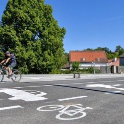 Plzeň má první souvislý cyklopruh přímo ve vozovce. Vznikl v Lobzích na Rolnickém náměstí