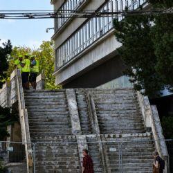 Po více než dvou letech zmizí zátarasy. Ostudný ochoz u plzeňské policie se vrátí pěším