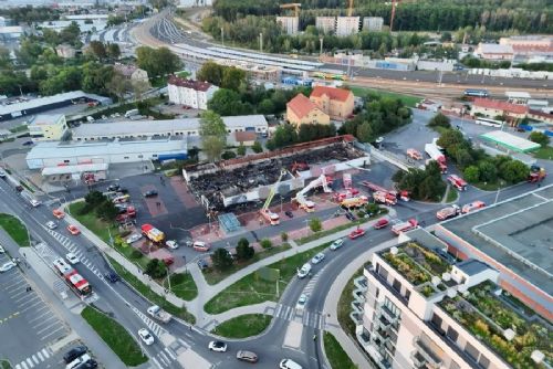 obrázek:Požár Lidlu v Kladně je uhašen. Hasiči potvrdili zkrat v podstřeší, škoda činí 170 milionů