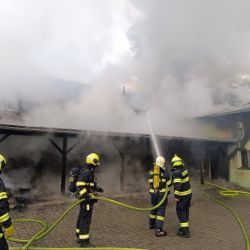 Požár ubytovny v Boru evakuoval 33 lidí. Policie zadržela mladého muže