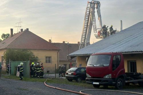 Foto: Požár v hale v Úvalech: Škody za půl milionu, zachráněno 30 milionů