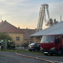 Požár v hale v Úvalech: Škody za půl milionu, zachráněno 30 milionů