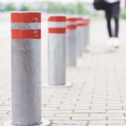 Praha: Sloupky proti řidičům, ale i záchranářům? Diskuse o alternativách