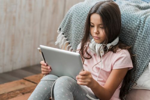 obrázek:Pražské děti v psychické tísni hledají pomoc u AI. Každé čtvrté nejdříve u chatbota