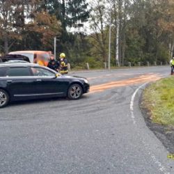 Ranní střet dodávky s Audi u Tachova zablokoval silnici, záchranáři odvezli tři zraněné