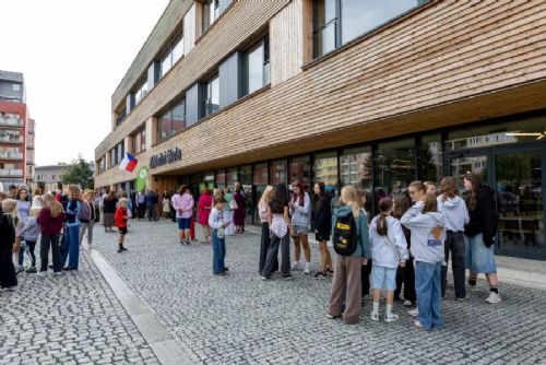 obrázek:Říčany otevřely na Komenského náměstí největší dřevěnou pasivní školu v Česku. Kapacita je 540 žáků