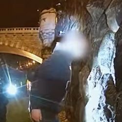Strážníci v Plzni zasahovali u silně intoxikovaného mladíka. Začal křičet a dusit se (video)