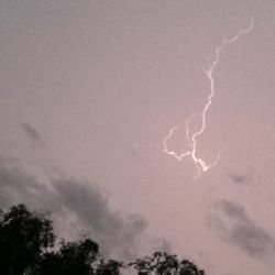 Ticho před bouří nad Plzeňskem? Slunce a vedro mohou během pár hodin vystřídat vichr a kroupy