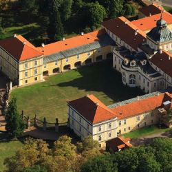 Tip na výlet - Zámek Hořovice ukrývá šlechtický luxus i torzo letadla v ložnici