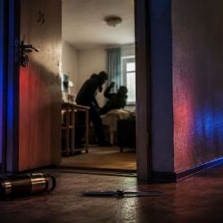 Ukrajinští partneři brutálně napadli muže v plzeňské ubytovně. Tresty 11 a 10 let platí
