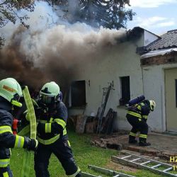 V Chotěšově hořela kůlna s pergolou. Zraněnou ženu odvezli záchranáři