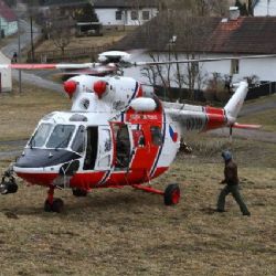 Vážná nehoda u Nebílov. Auto se samo rozjelo a přimáčklo tříletou holčičku