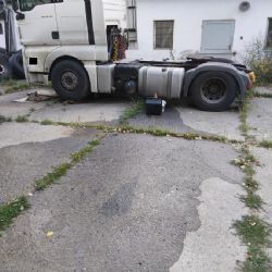 Zloděj poškodil nádrž nákladního vozu. Odjel s deseti litry, dalších 200 litrů nafty vyteklo na zem