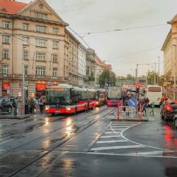 Zrychlení MHD v Dejvicích: Autobusy vyjedou na tramvajové koleje