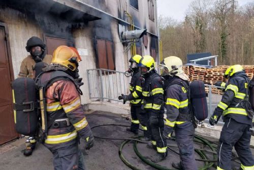 obrázek:Hasiči testovali ve Zbirohu nové komunikační masky při výcviku v extrémních podmínkách