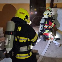 Mělničtí dobrovolní hasiči trénují použití dýchací techniky