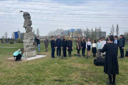 obrázek:Na Jižním Městě vznikl památník obětem holokaustu: sloup z 20 kufrů připomíná místní příběhy