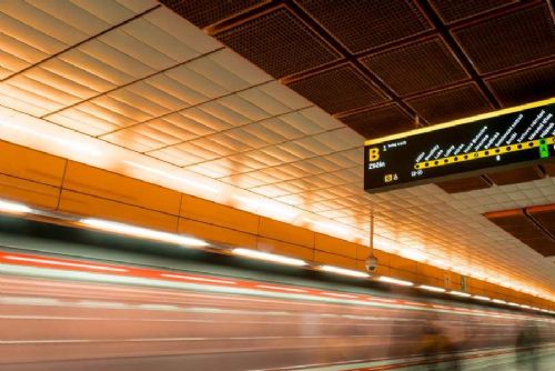 obrázek:Na Palmovce testují nové podsvícené informační tabule pro pražské metro