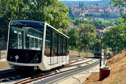 obrázek:Petřínská lanovka odhalila nové vozy. Testy pokračují, návrat cestujících až po prázdninách
