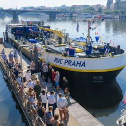 Praha má po 28 letech nové servisní plavidlo. Hybridní tanker uveze 258 tun a obslouží lodě přímo na Vltavě