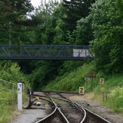 Voda teče nad kolejemi a cyklisté projedou. Akvadukt na Hadrovci je zkolaudovaný