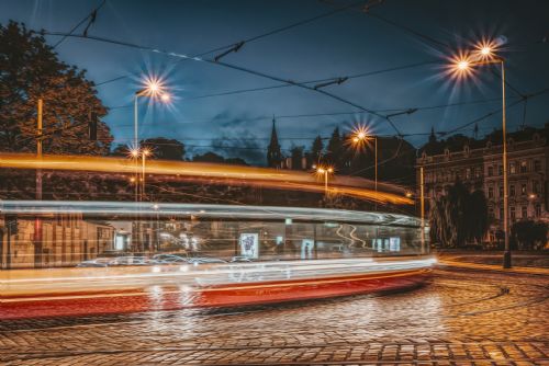 Foto: DPP zrekonstruuje tramvajovou trať na nábřeží Edvarda Beneše, přinese místní zlepšení pro všechny typy dopravy