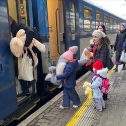 Humanitární vlak pomůže uprchlíkům v Košicích na cestě do bezpečí