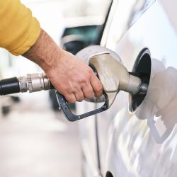 Marže na pohonných hmotách v dubnu klesly, MF nově kontroluje i distributory