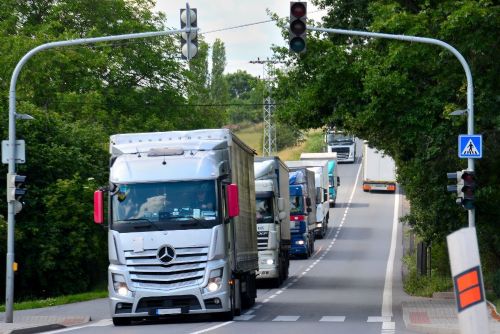 Foto: Ministerstvo může řidičům kamionů mimořádně umožnit jízdu s volnějším režimem přestávek