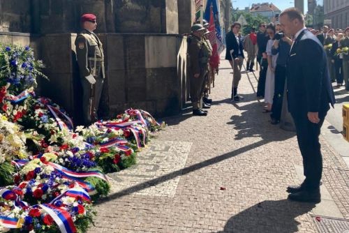 Foto: Ministr kultury Martin Baxa uctil památku československých parašutistů