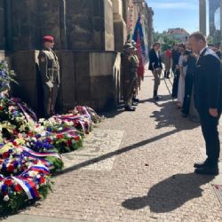 Ministr kultury Martin Baxa uctil památku československých parašutistů