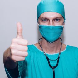 Ministryně financí udělí pracujícím medikům generální pardon na daň z příjmu