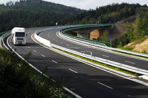 Foto: Mýtné efektivně usměrňuje trasy kamionů, zahraniční dopravci využívají v Česku hlavně dálnice