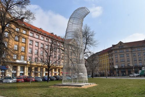 Foto: Na Vítězné náměstí dohlíží desetimetrová housenka, dílo sochaře Kurta Gebauera