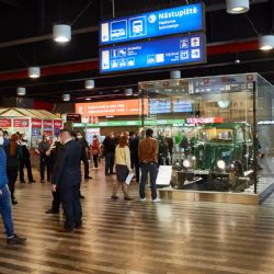 Národní technické muzeum prezentuje železniční drezínu ve vestibulu stanice Praha hlavní nádraží