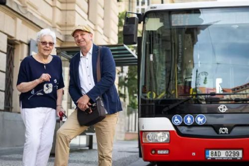 Foto: Novým hlasem autobusů a tramvají PID bude herec Jan Vondráček