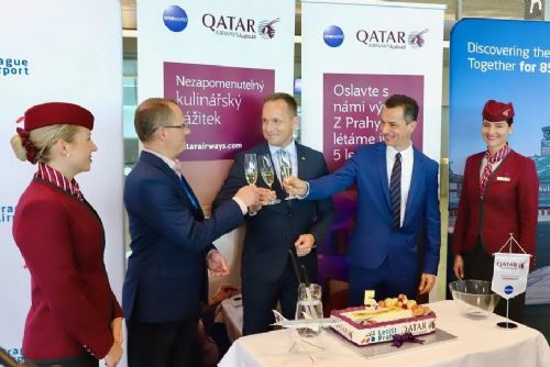 Foto: Oceňovaný dopravce Qatar Airways oslavil pět let na Letišti Praha