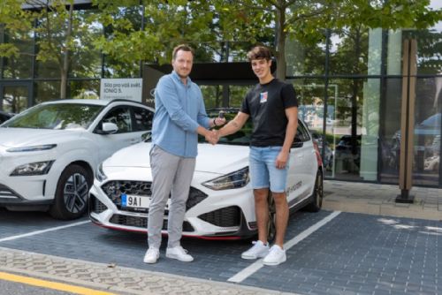 Foto: Oliver König převzal Hyundai i30 N Drive-N