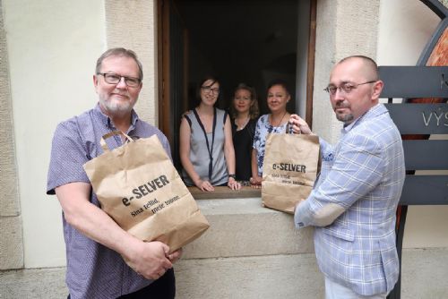 Foto: Potravinová banka na Novoměstské radnici pomáhá už třetí měsíc