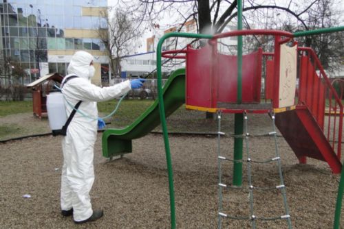 Foto: Praha 10 odstartovala pravidelnou dezinfekci svých dětských hřišť