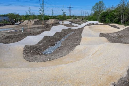 Foto: Praha 14 má nové sportoviště – unikátní bikepark