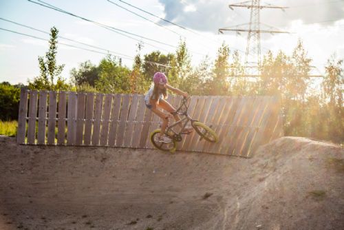 Foto: Praha 14 slavnostně otevírá jahodnický bikepark