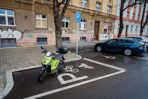 Foto: Praha 7 rozšiřuje síť parkovacích stání pro kola, skútry a motorky