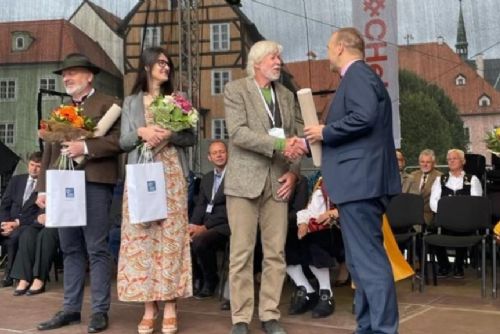 Foto: Předávání titulu Nositel tradice lidových řemesel a certifikátů o zápisu do Seznamu nemateriálních statků tradiční lidové kultury ČR v roce 2022