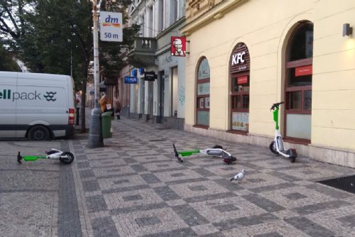 Foto: Radnici Prahy 2 došla s parkováním elektrokoloběžek trpělivost