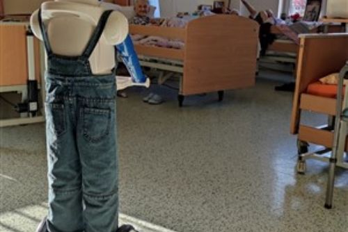 Foto: Robot, který pečuje o seniory. Praha 12 má nového zaměstnance